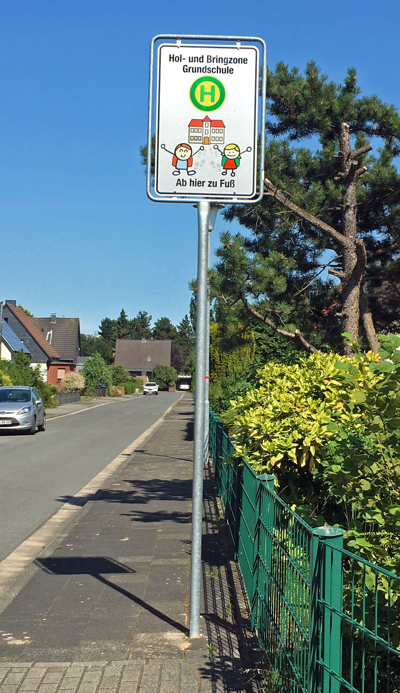 An der Dorsterfeldschule in Kapellen wurden bereits im Jahr 2019 Elternhaltestellen eingerichtet. Diese Schilder stehen demnächst auch in Hülsdonk auf der Kranich- und Parsickstraße. (Foto: pst)