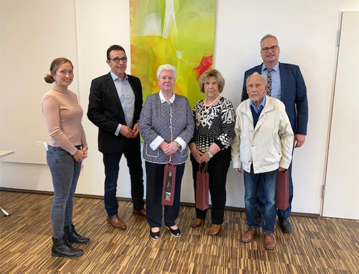 Foto: stellvertretende Personalratsvorsitzende Julia Sallach, Bürgermeister Prof. Dr. Christoph Landscheidt und stellvertretender Personalratsvorsitzender Daniel Hähnel ehrten Josefine op de Hipt (80), Erika Wirth (80) und Albert Bernsdorf (91) als älteste Gäste des diesjährigen Pensionärstreffens